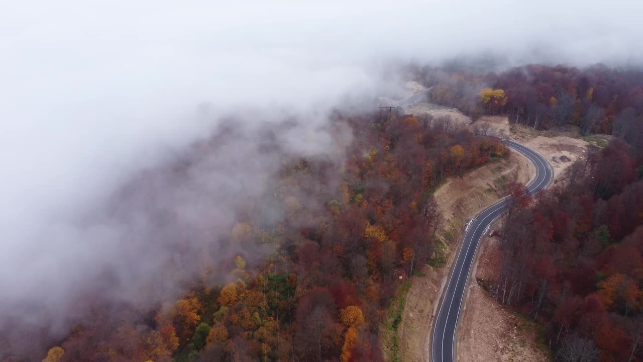 秋天的色彩和山路鸟瞰图视频素材