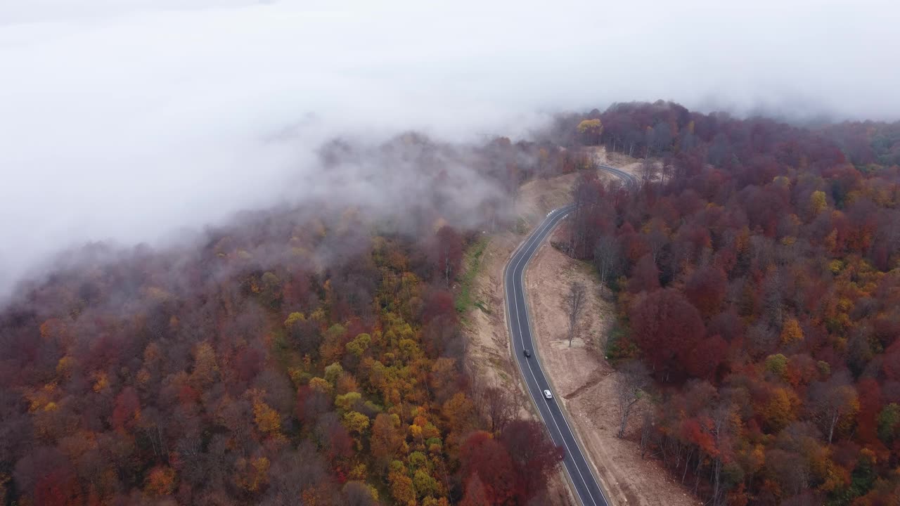 秋天的色彩和山路鸟瞰图视频素材