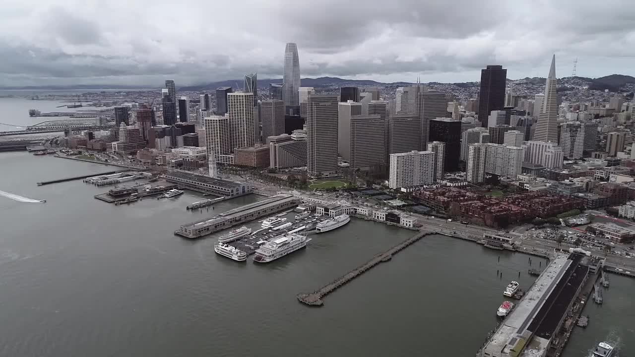 旧金山的Embarcadero。加利福尼亚，旧金山，旧金山港的码头和东部海滨和道路。城市的背景。美国视频素材