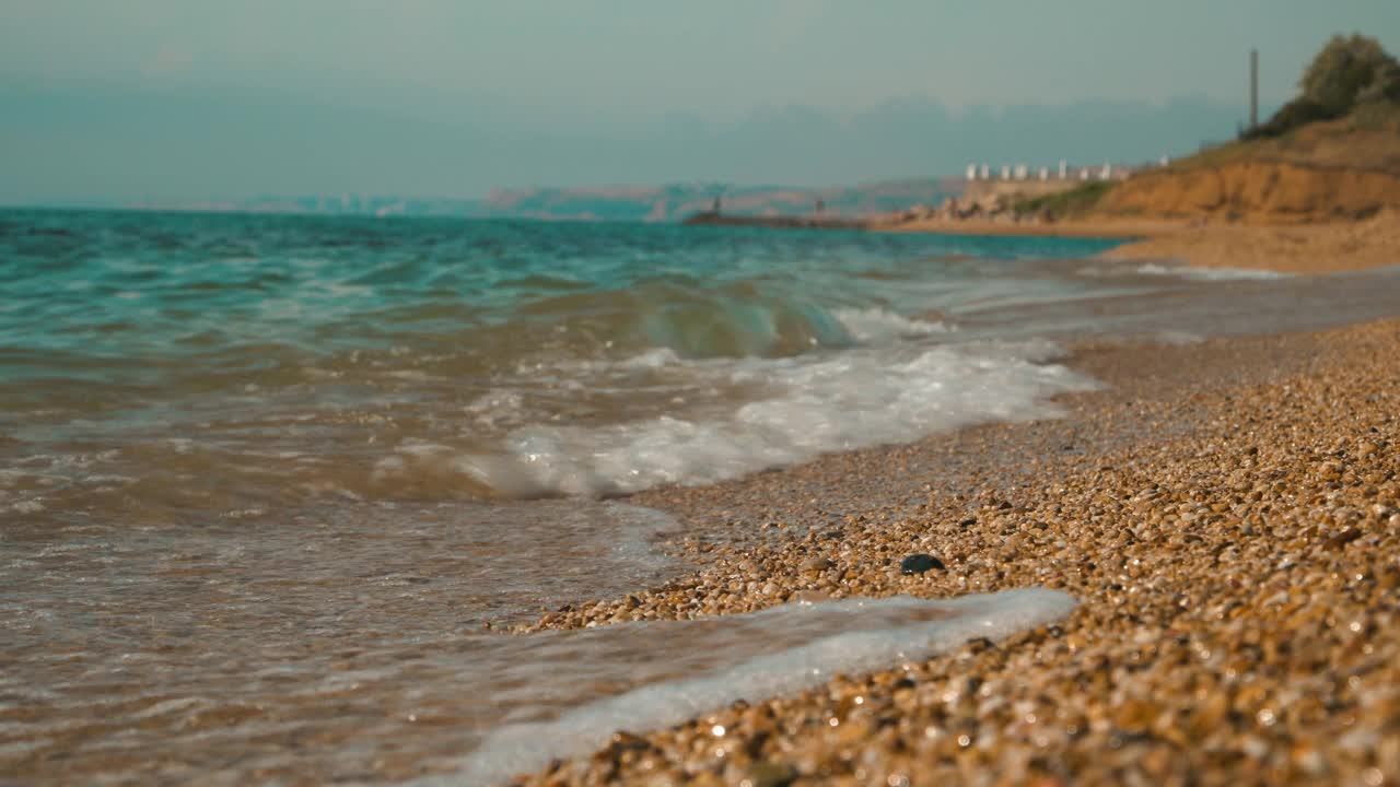 日落时海浪冲刷着沙滩视频素材