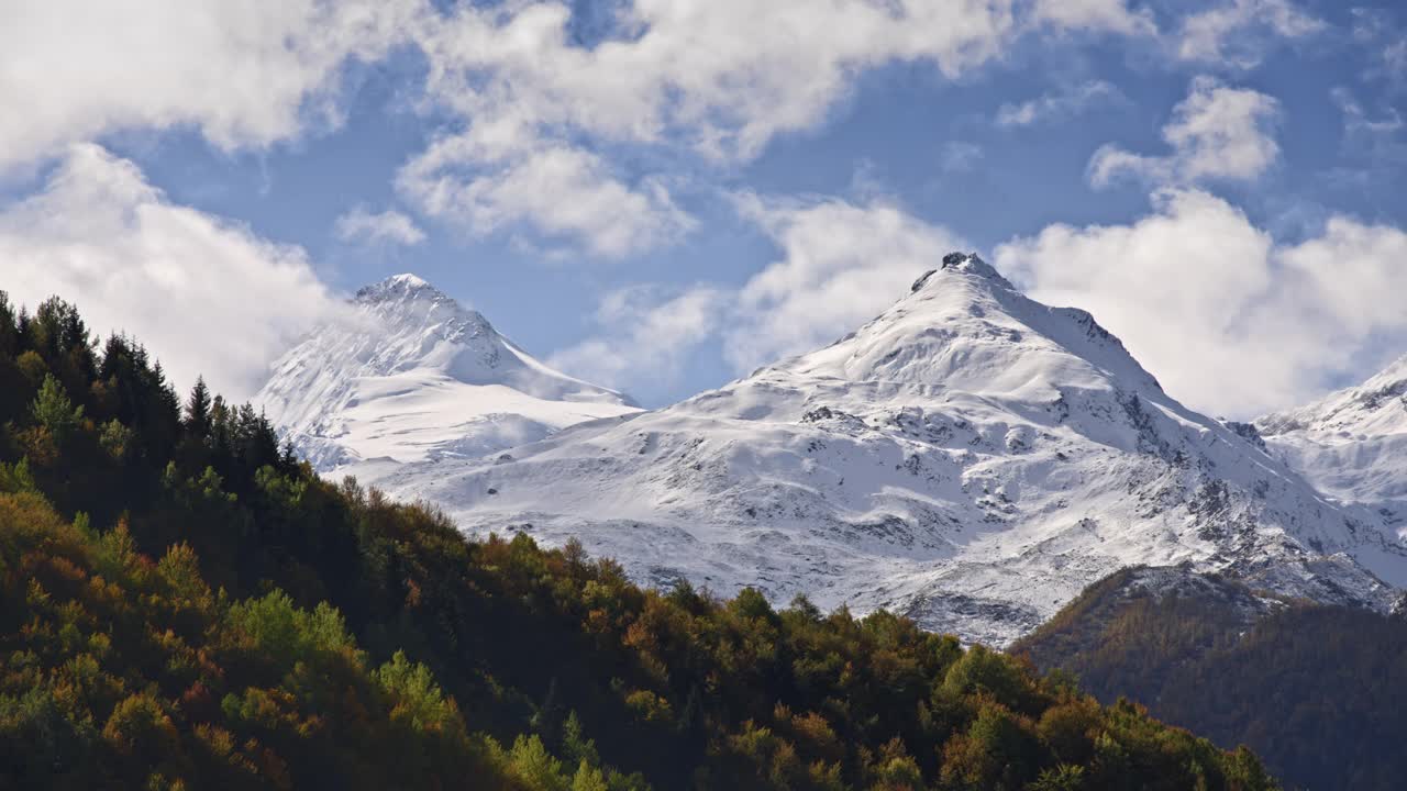 史诗般的雪山山峰的时间流逝视频素材