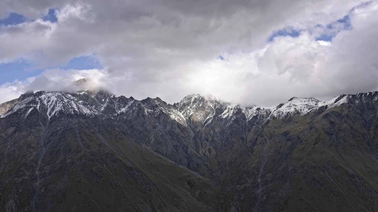 云朵在史诗般的山峰上飘动视频素材