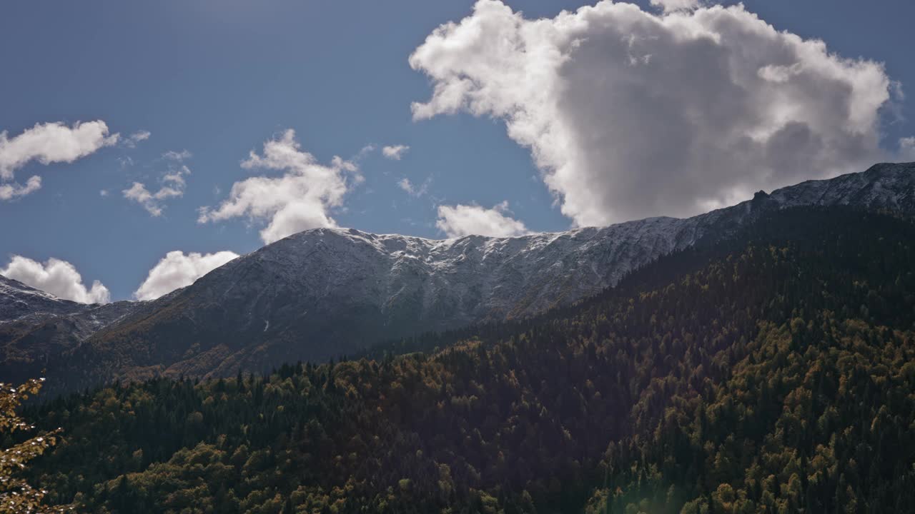 云层在山上变换着形状视频素材