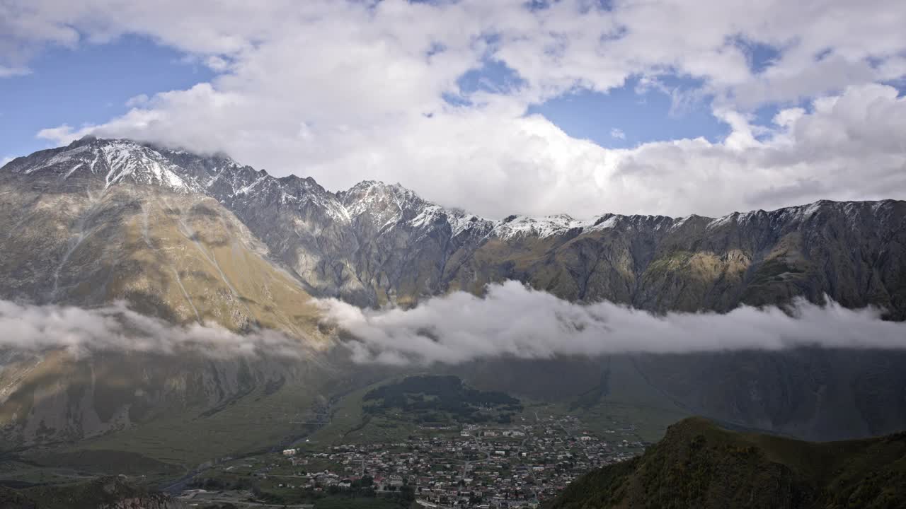 云在山村上空飘动视频素材