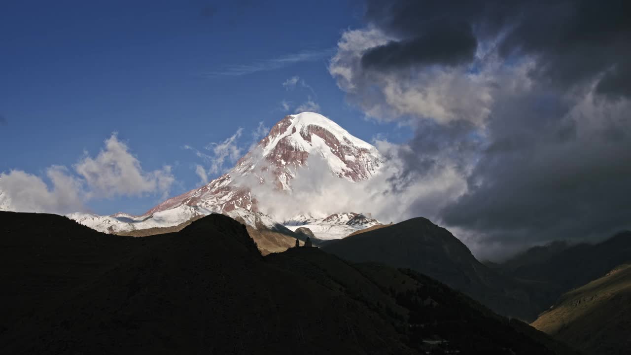 暴风雨的云朵，高山和教堂视频素材