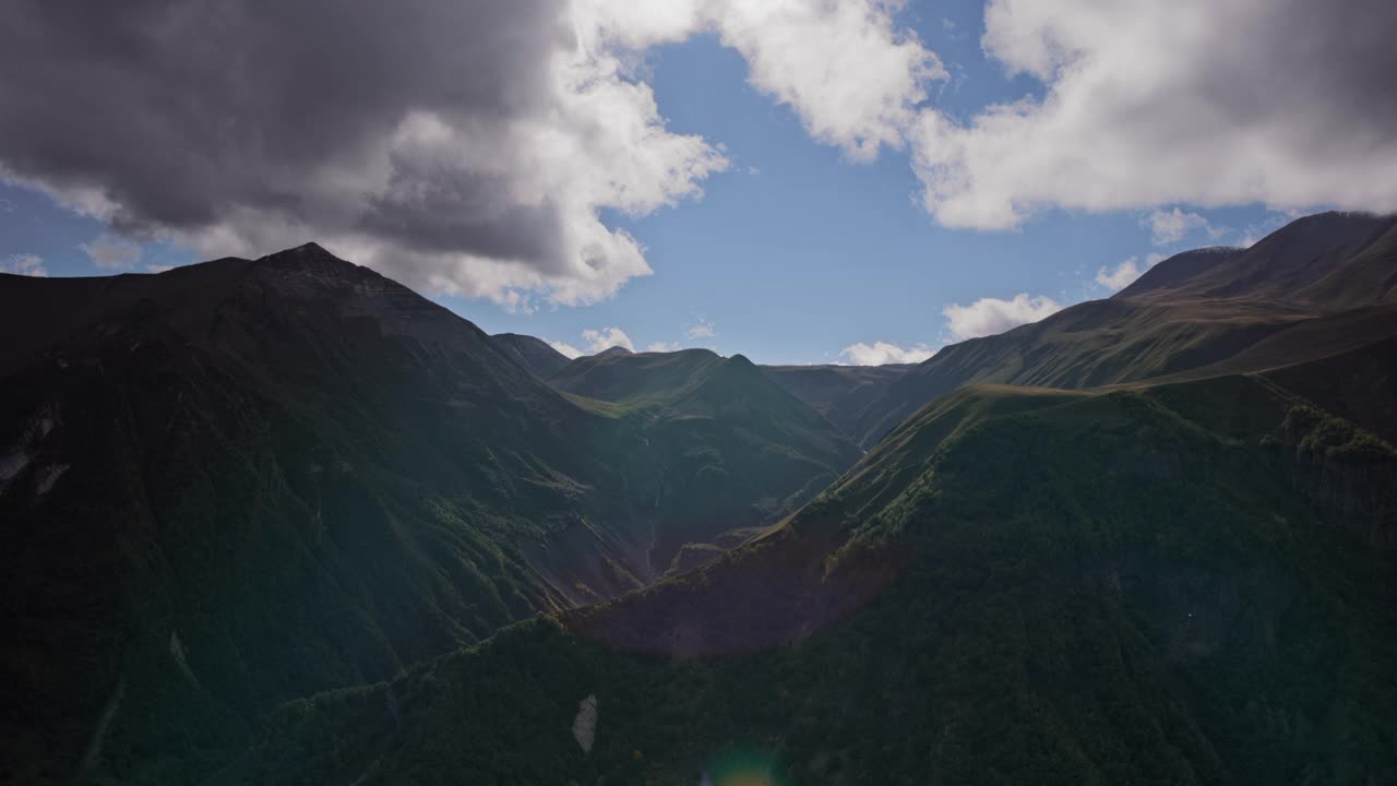 山脉和阳光的时间流逝视频素材