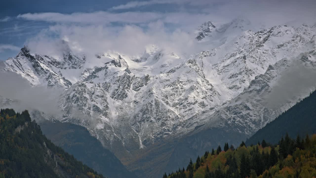 白雪皑皑的山峰一览无余视频素材