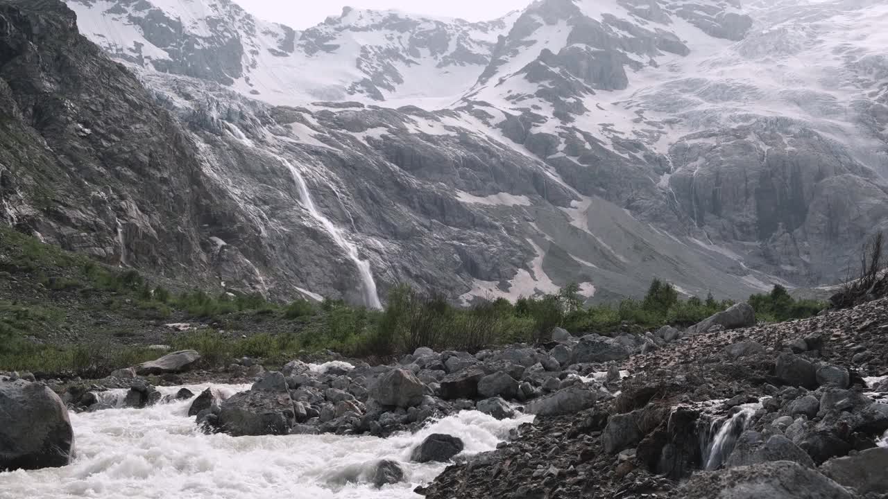 风景优美，山势湍急，河流淙淙。高加索山脉视频素材