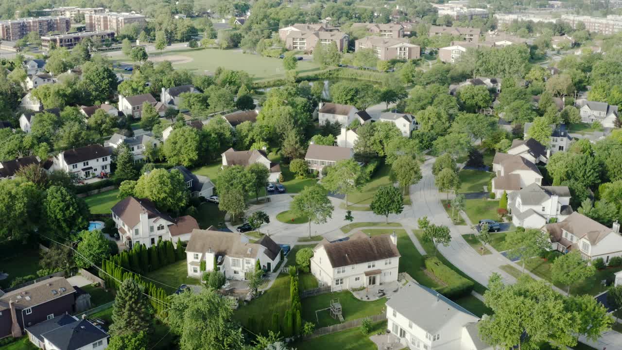 在夏天的美国郊区房地产的鸟瞰图。住宅的邻里视图。视频素材