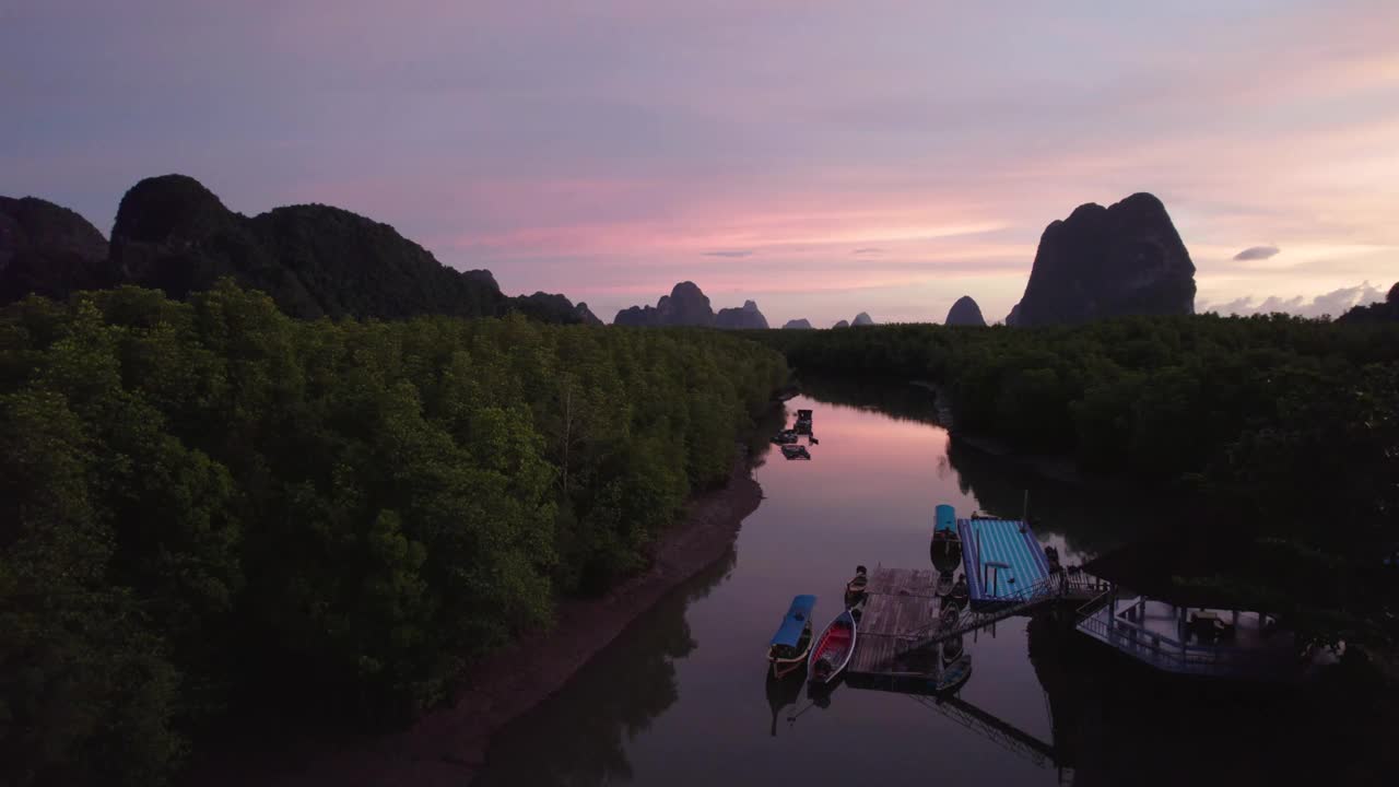 4K Footage Unseen Thailand:鸟瞰图曲线沿热带雨林在Phang nga湾“Samed nangchee”，泰国。视频下载