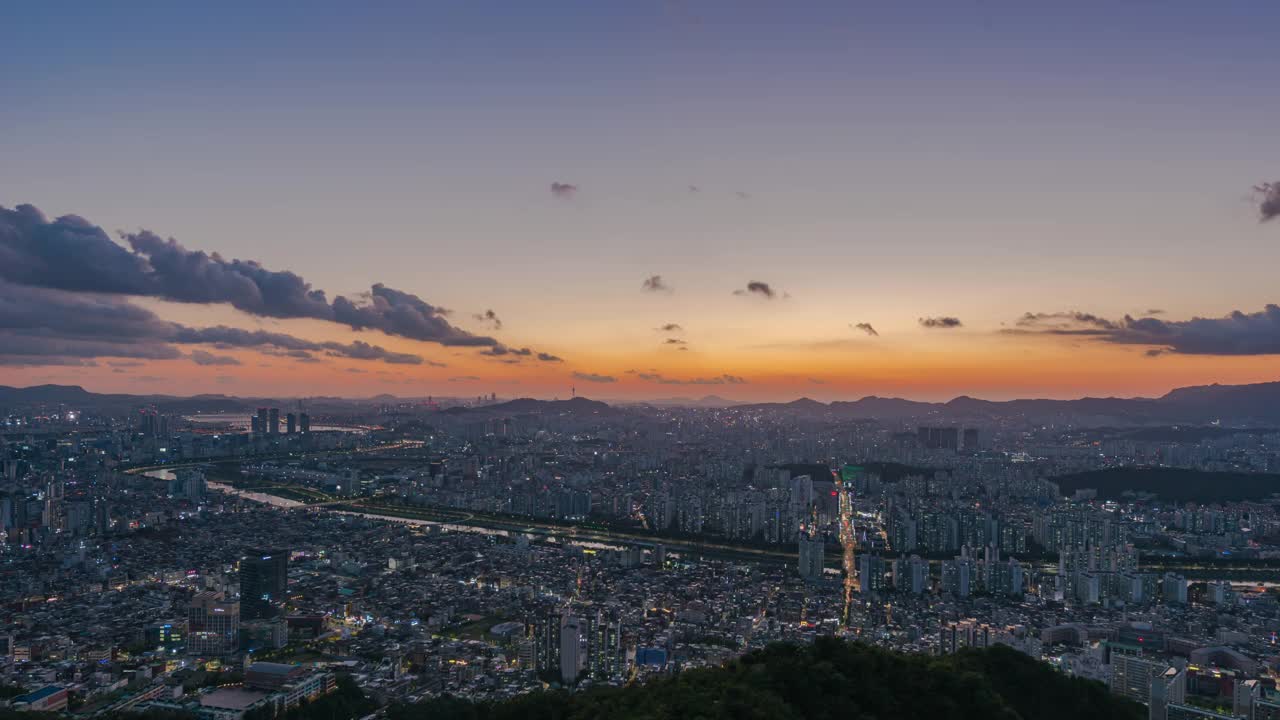 首尔城市景观的时间。夜晚的韩国(放大)视频素材