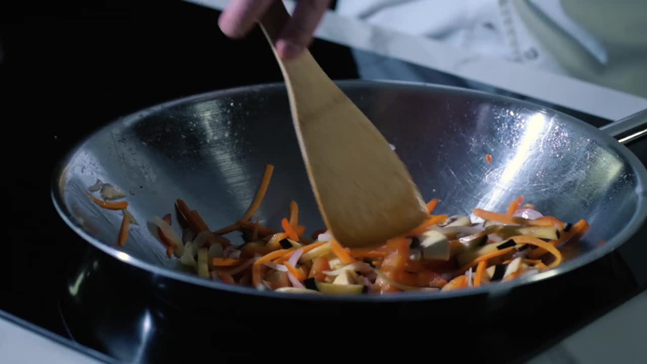 根据经典的烹饪方法，用炒锅烹制出美味的亚洲菜肴。视频素材