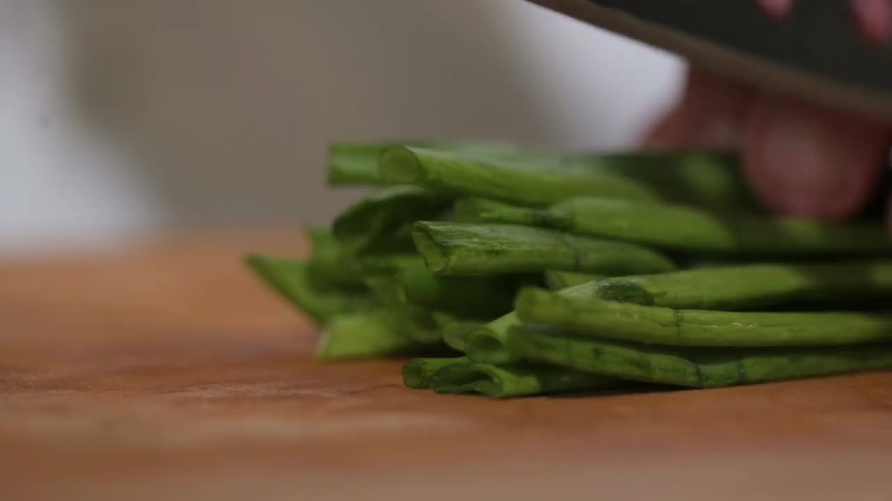 为美味的午餐准备蔬菜配料视频素材