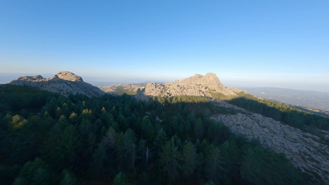 FPV视频，高山冲浪，在一个美丽的日出期间在花岗岩山脉高速飞行。坦皮奥包萨尼亚，撒丁岛，意大利。视频素材