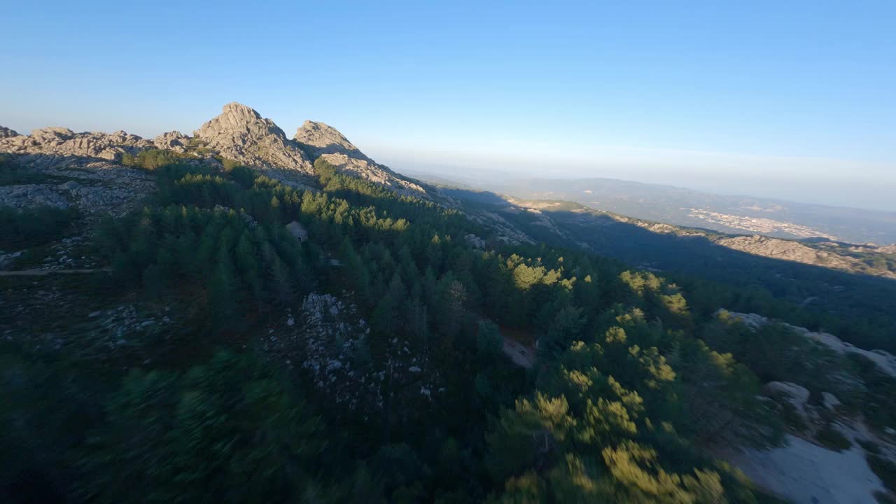 FPV视频，高山冲浪，在一个美丽的日出期间在花岗岩山脉高速飞行。坦皮奥包萨尼亚，撒丁岛，意大利。视频素材