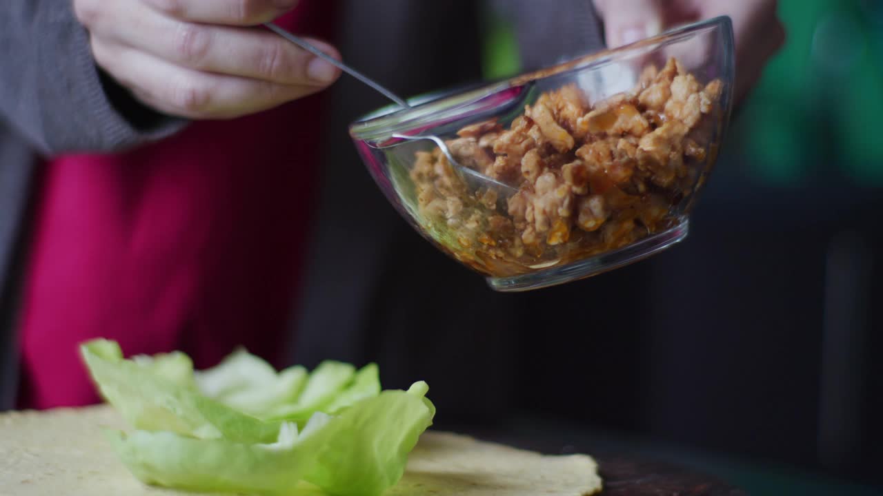 准备自制鸡肉卷视频素材