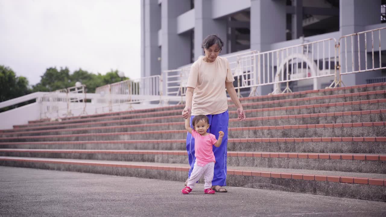 爷爷奶奶帮孙子一起散步和锻炼视频素材