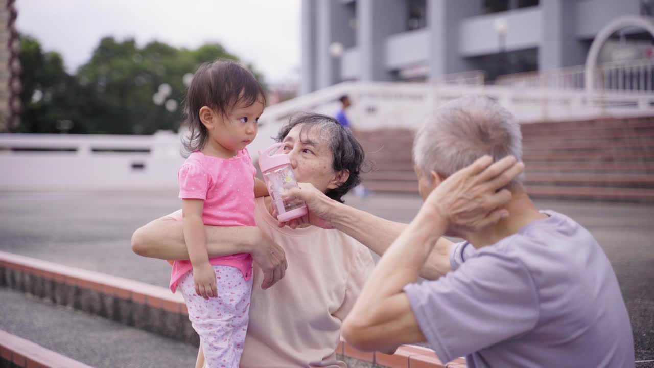 爷爷帮孙子吃饭喝水视频素材