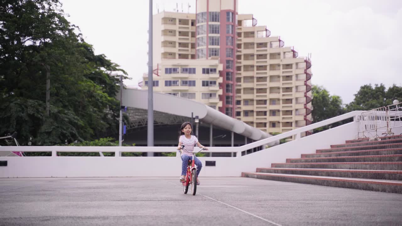 快乐少女锻炼和学习骑自行车视频素材