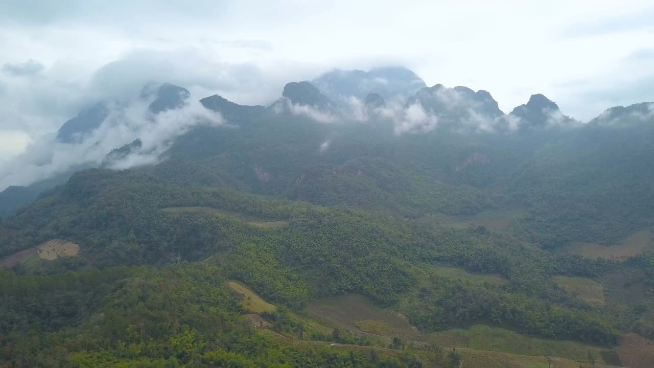 鸟瞰图。飞越高山森林与美丽的云雾，在Doi luang Chiang dao，泰国清迈。视频素材