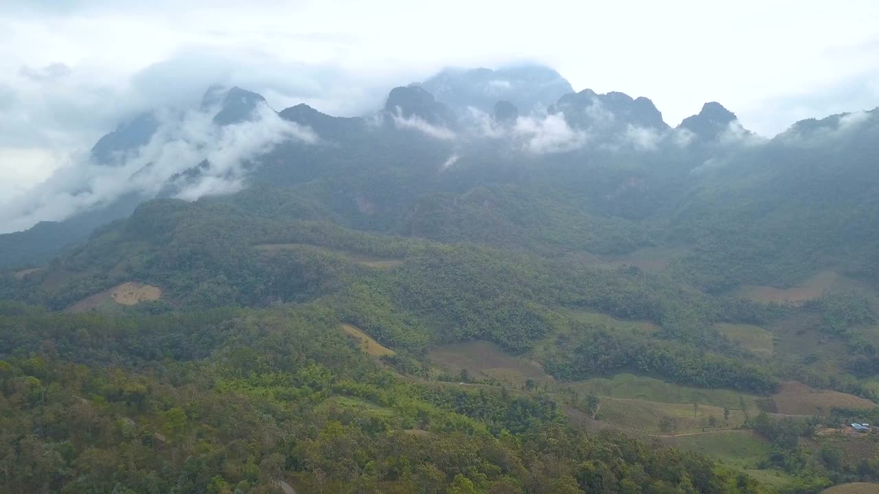 鸟瞰图。飞越高山森林与美丽的云雾，在Doi luang Chiang dao，泰国清迈。视频素材