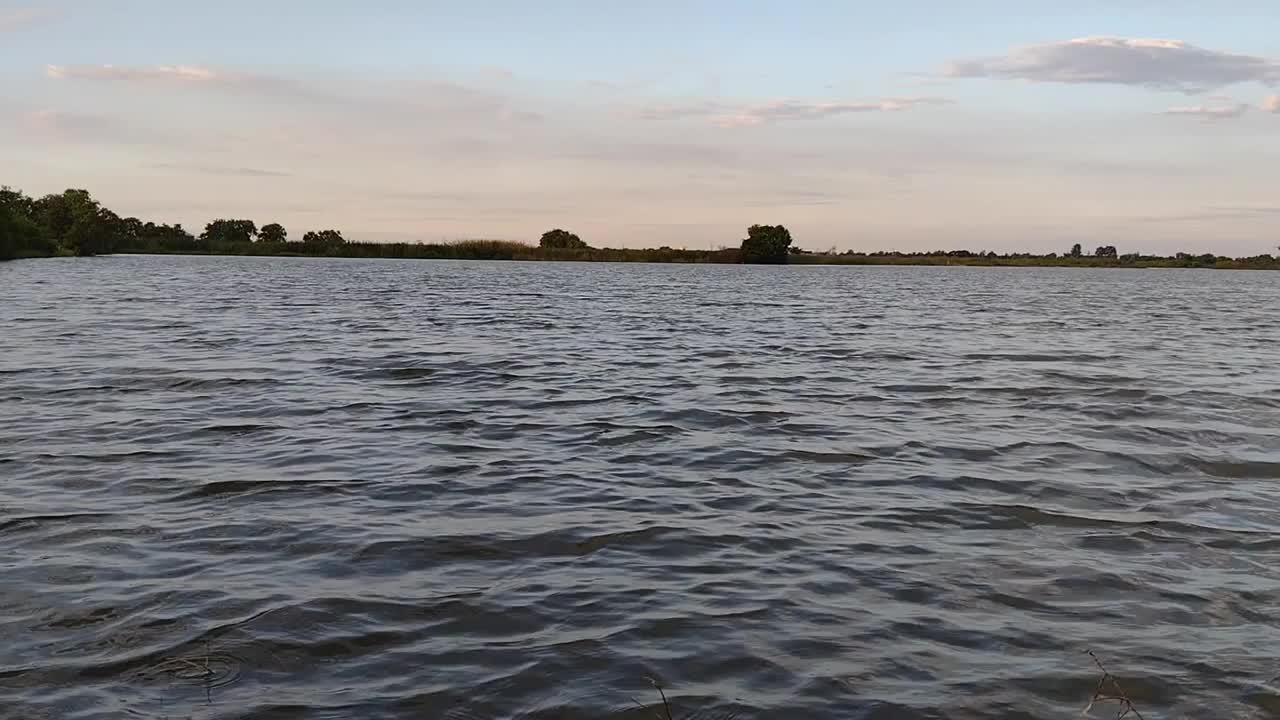 水面波浪背景。视频素材