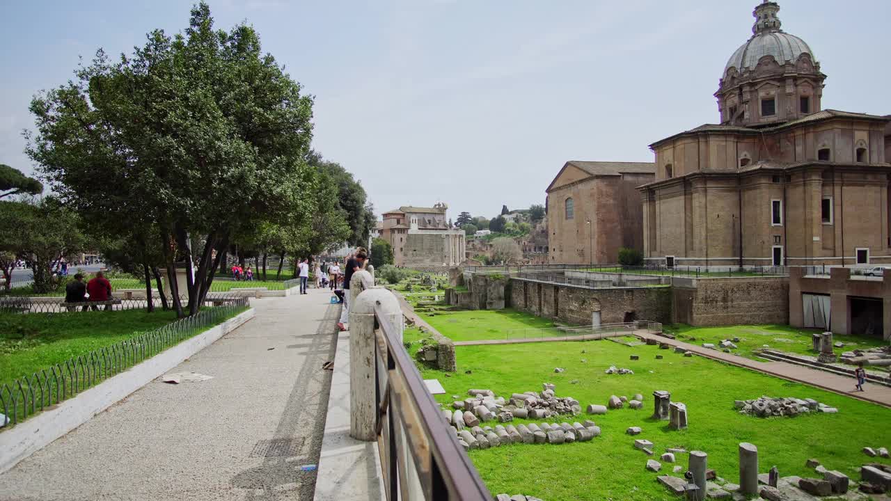 在意大利罗马的古罗马论坛。寺庙的土星和寺庙的双子星座,古代罗马论坛的废墟。在意大利旅游和度假视频素材