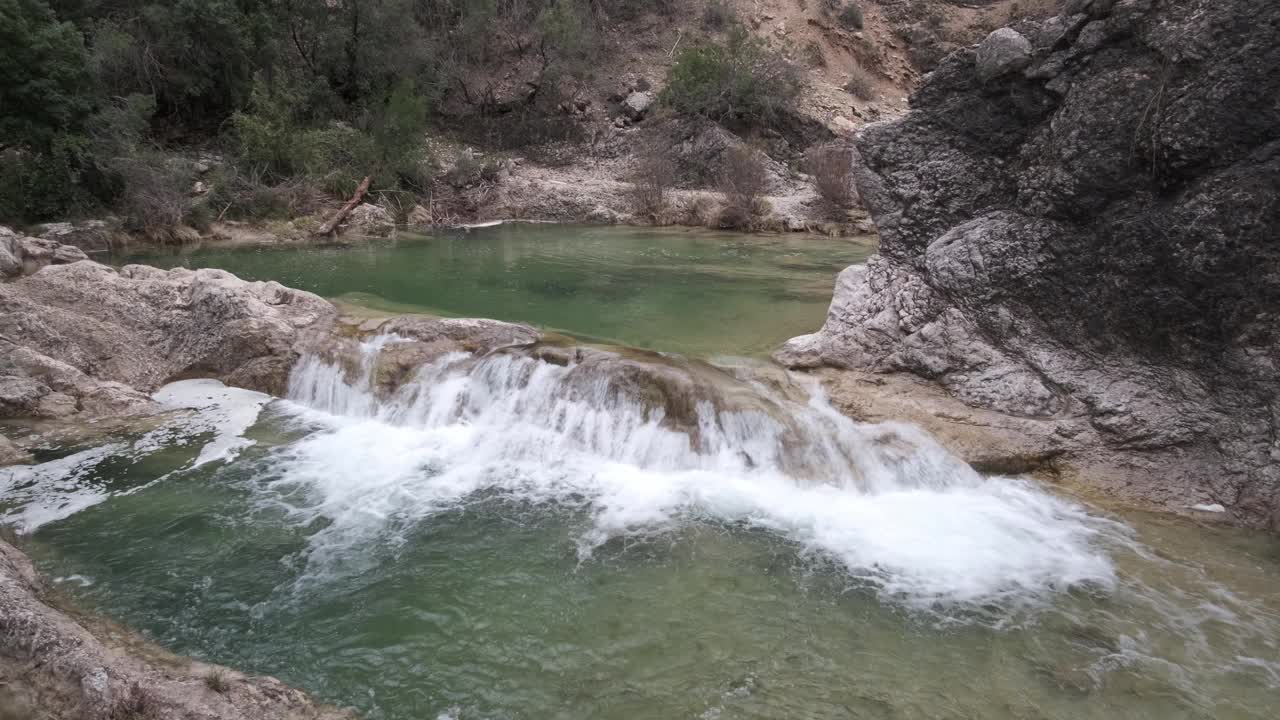 瀑布在塞拉德卡佐拉，白水西班牙，长暴露河，安达卢西亚，安达卢西亚，自然公园西班牙，博罗萨山谷视频下载