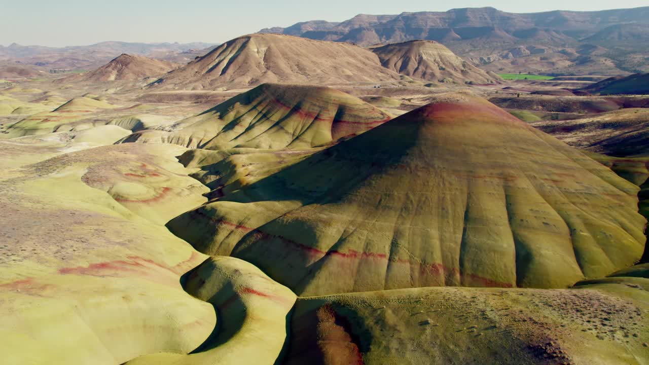 鸟瞰五彩缤纷的山脉和奇异的风景。鸟瞰图的彩绘山，俄勒冈州，美国。视频素材