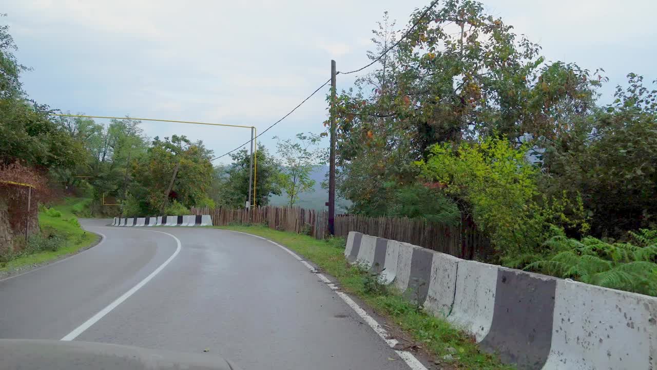 透过挡风玻璃看道路。蜿蜒的山脉。视频素材