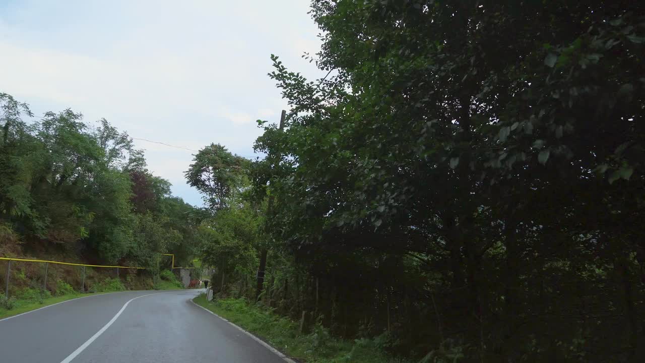 透过挡风玻璃看道路。蜿蜒的山脉。视频素材