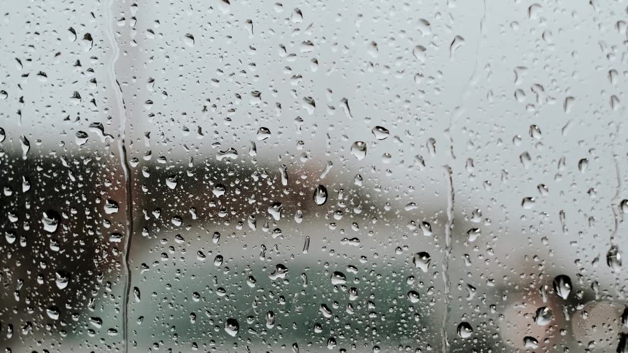 雨天玻璃上的水滴视频素材