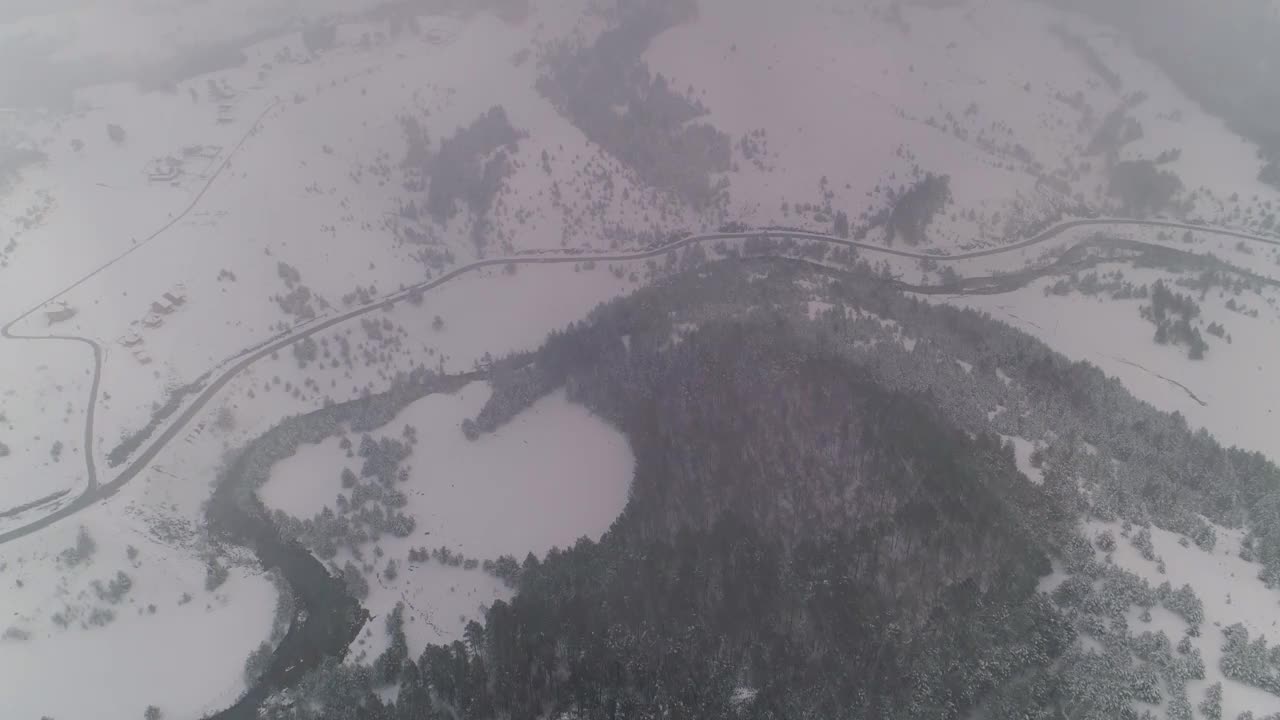 冬景穿过云雪寒路视频素材