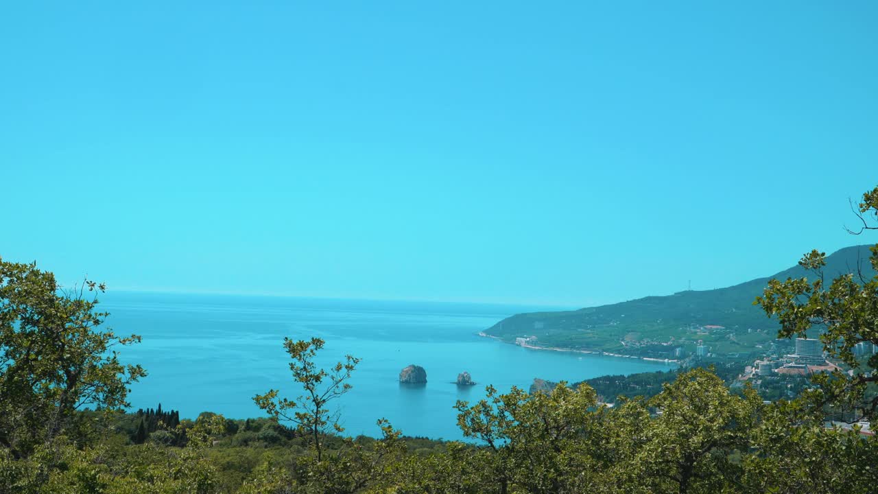 黑海海岸的悬崖伸出水面的全景视频下载