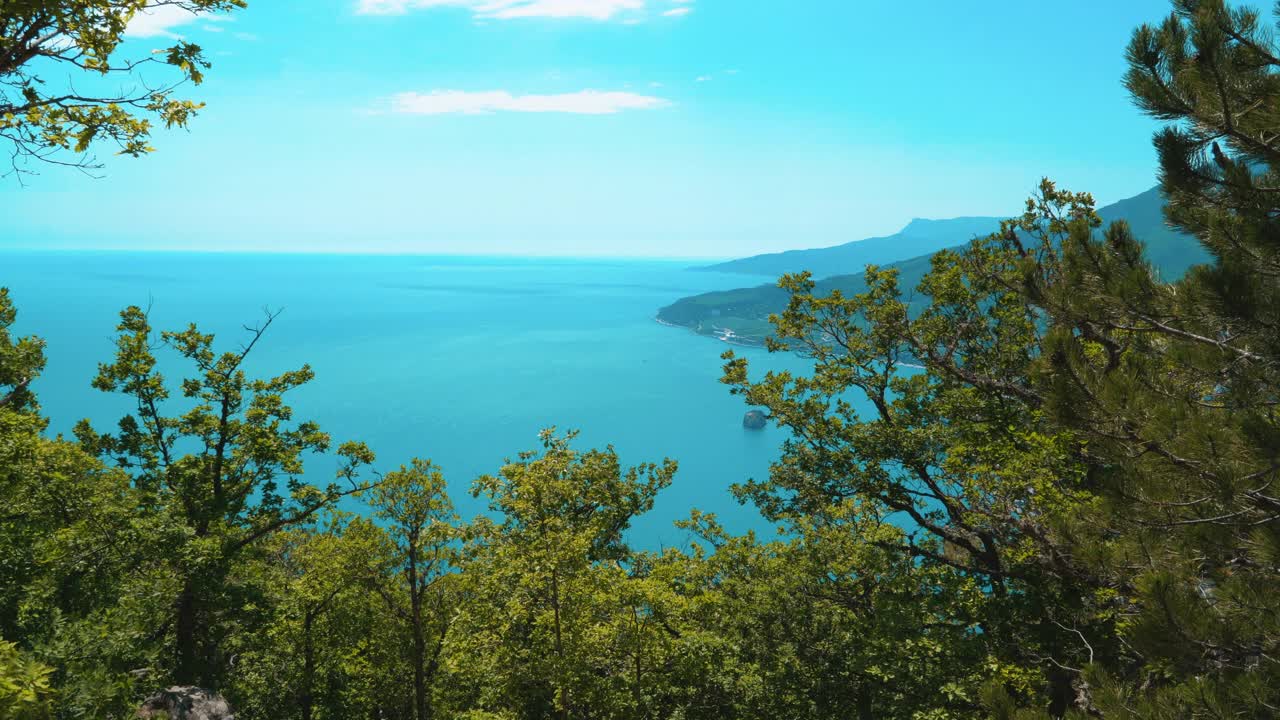 从山上俯瞰黑海海岸的全景视频素材