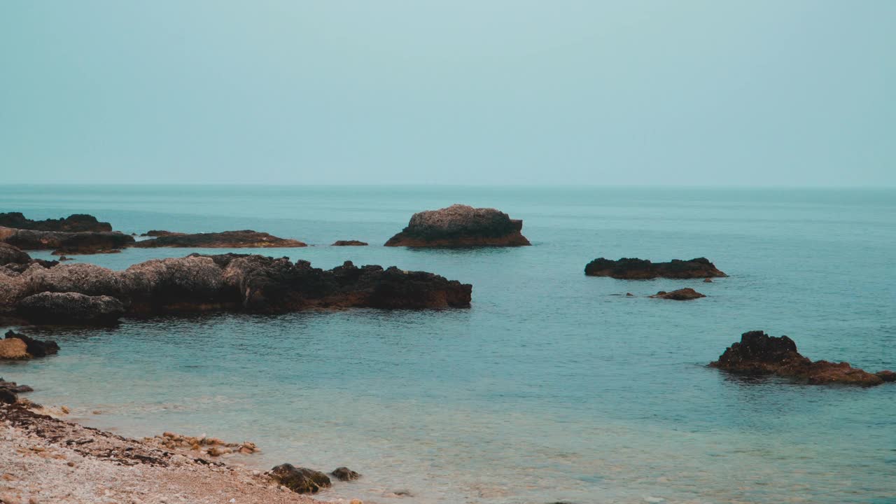 黑海的岩石海岸，海水平静视频素材