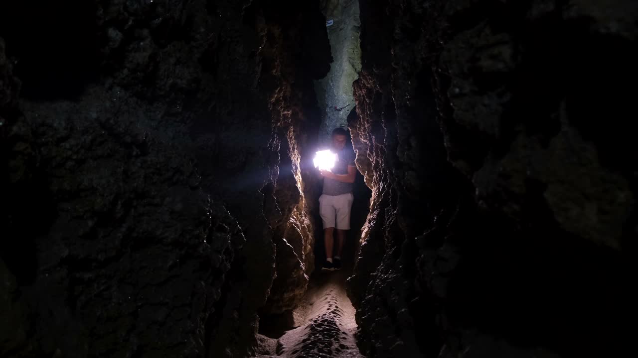 年轻的旅游科学家研究洞穴的状况。视频素材