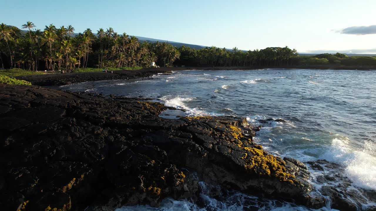 夏威夷Punaluʻu海滩黑沙滩的航拍视频视频素材