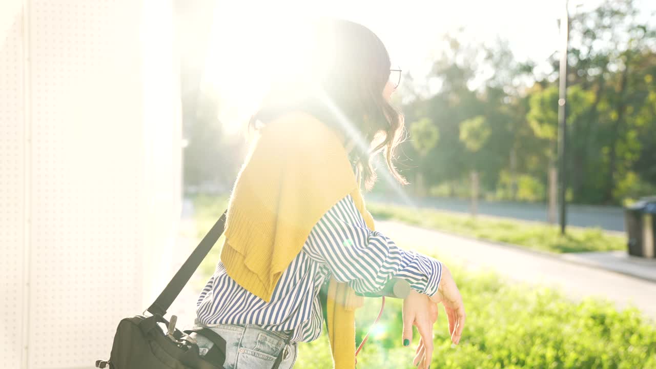 一个女人在街上骑摩托车视频素材