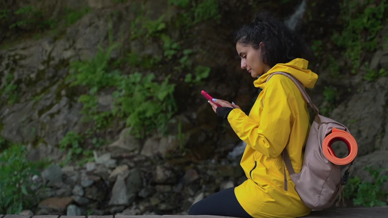 女旅行者带着手机在山里视频素材