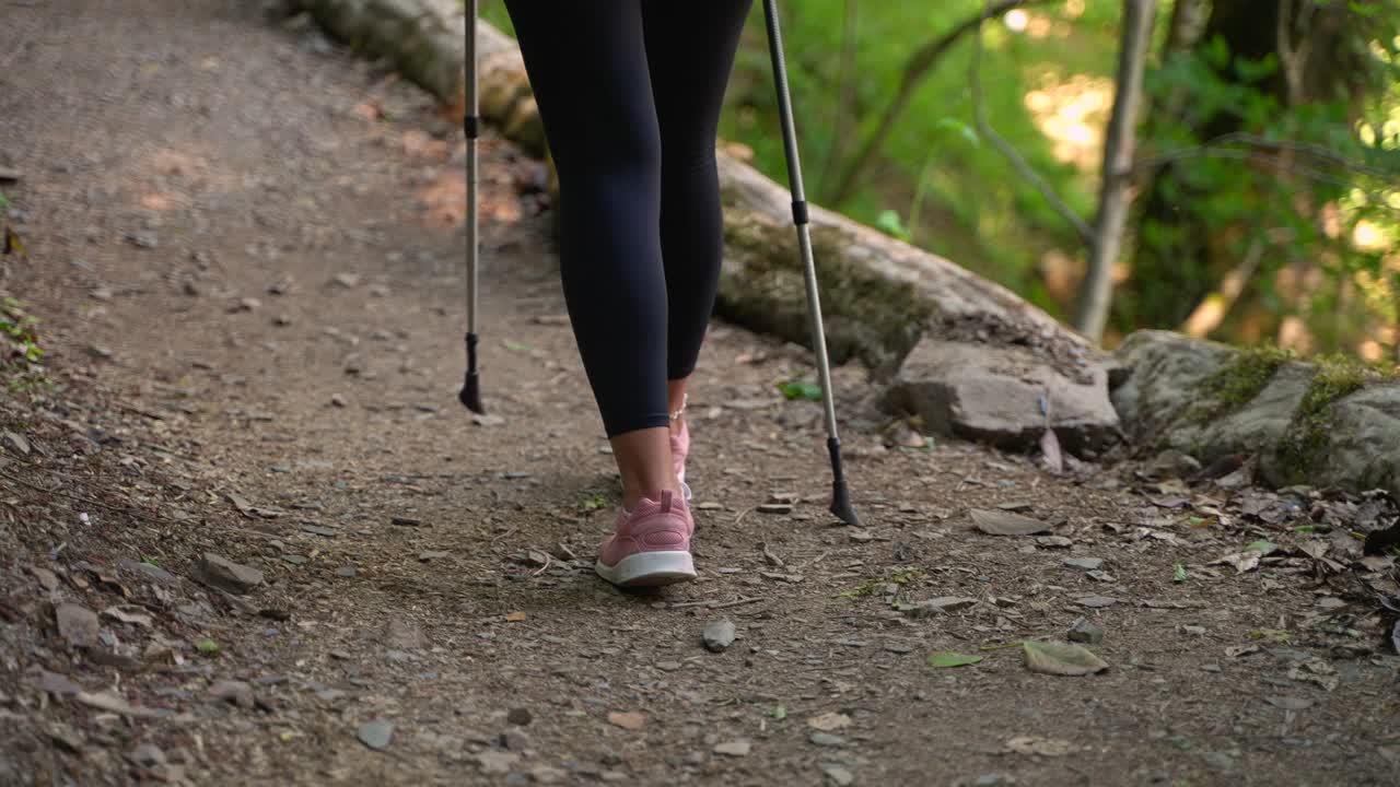 运动的年轻女子独自在森林中旅行，现代青年运动的生活方式视频素材