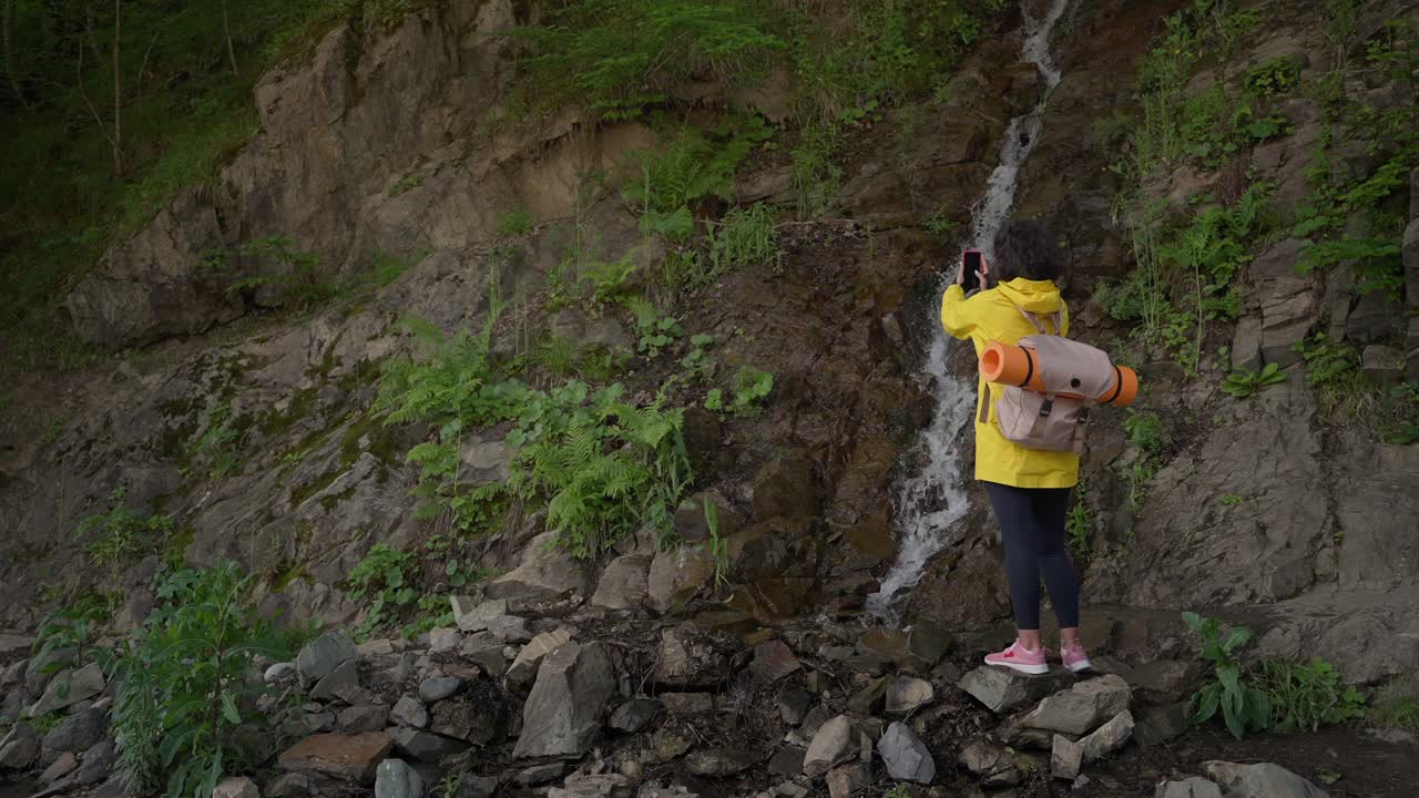 一名徒步旅行者找到了一个风景如画的地方拍照视频素材