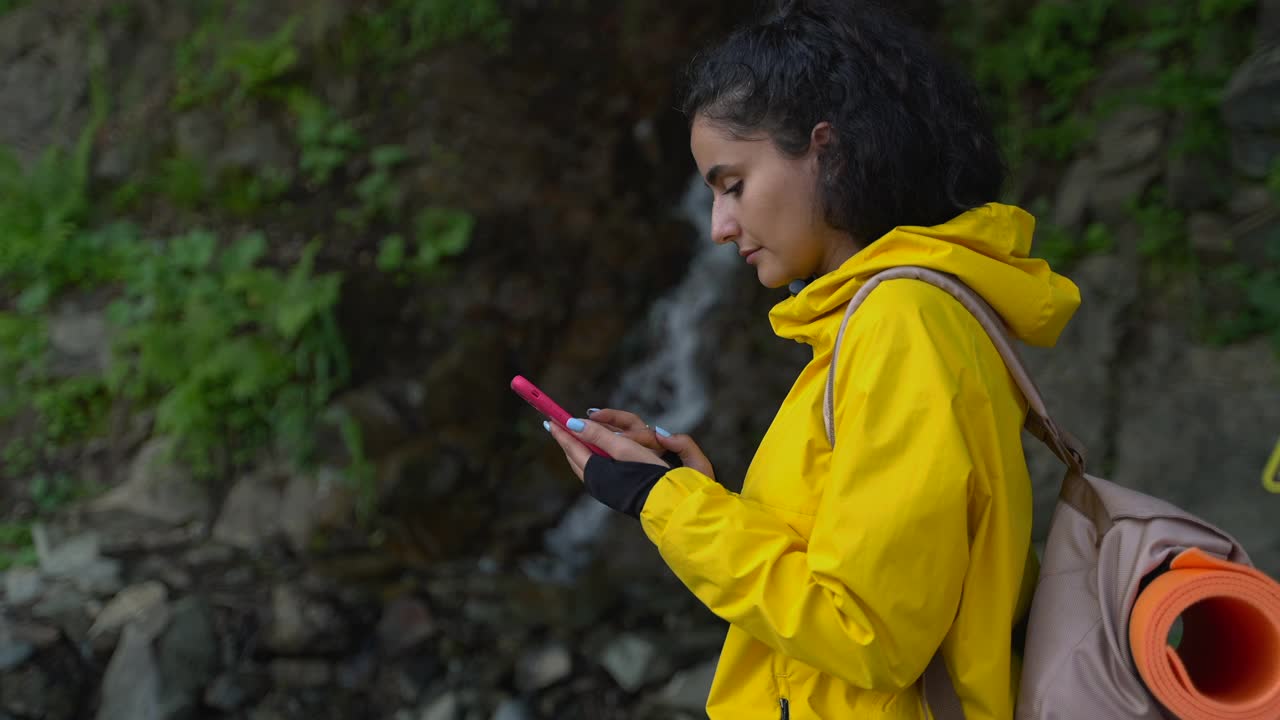 女人在徒步旅行时使用手机视频素材