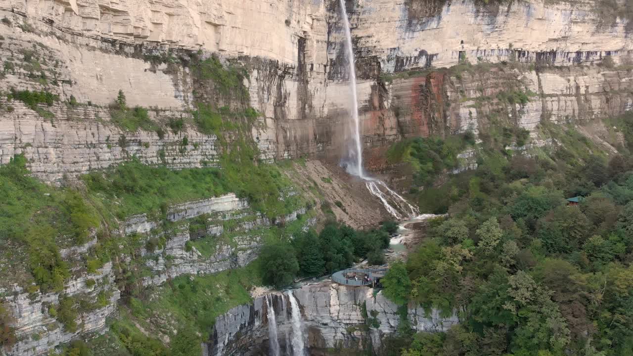 乔治亚州Okatse河峡谷中的Kinchkha瀑布的鸟瞰图视频素材