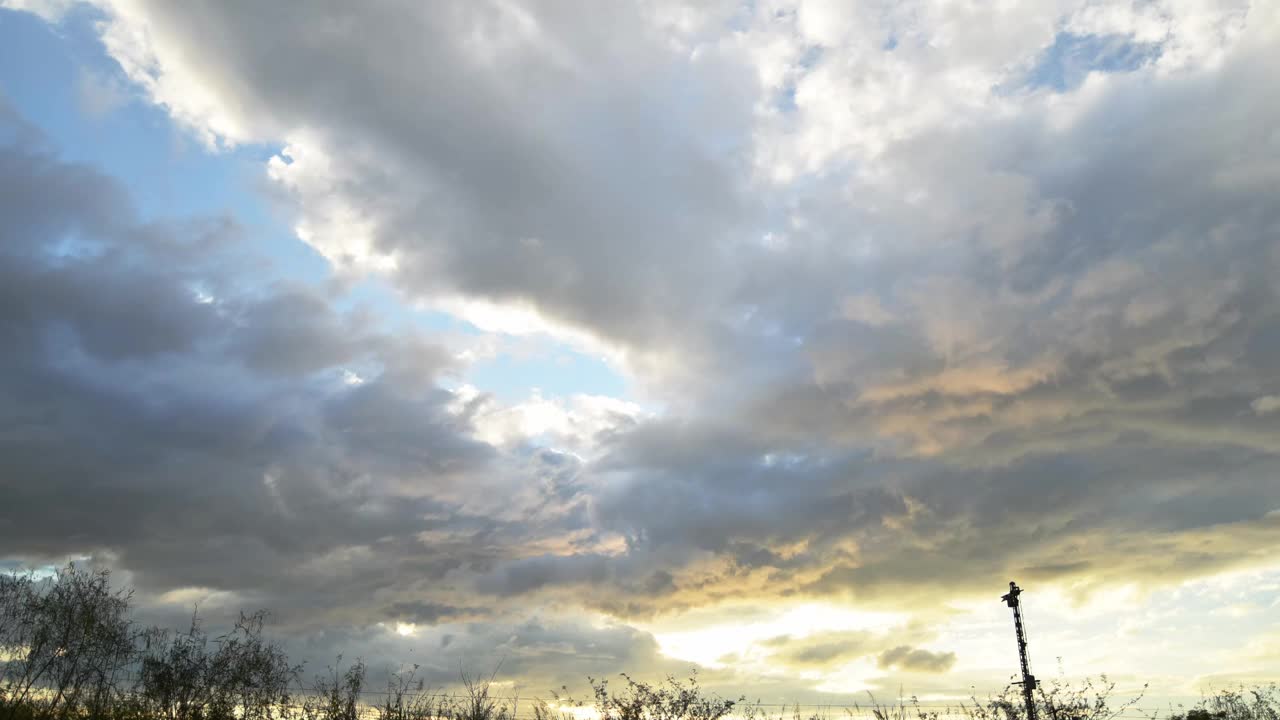 蓝天白云朵朵蓬松的白云。夏日的蓝天时光流逝。自然天气蔚蓝的天空。白云的背景。云时光流逝自然背景视频下载