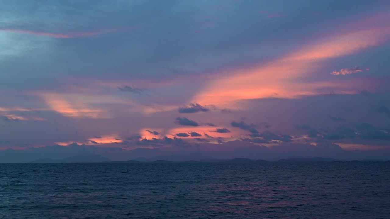 与海浪一起观赏岛上海滩的多彩日落视频素材