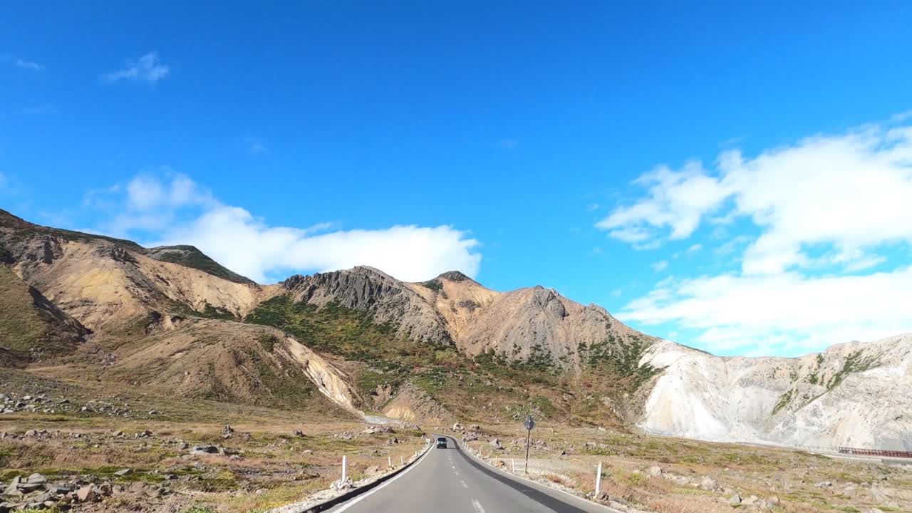 行驶在秋叶飘飘的山路上视频素材