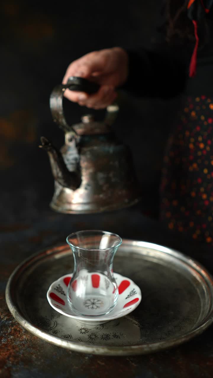 用古董茶壶倒传统的土耳其红茶视频素材