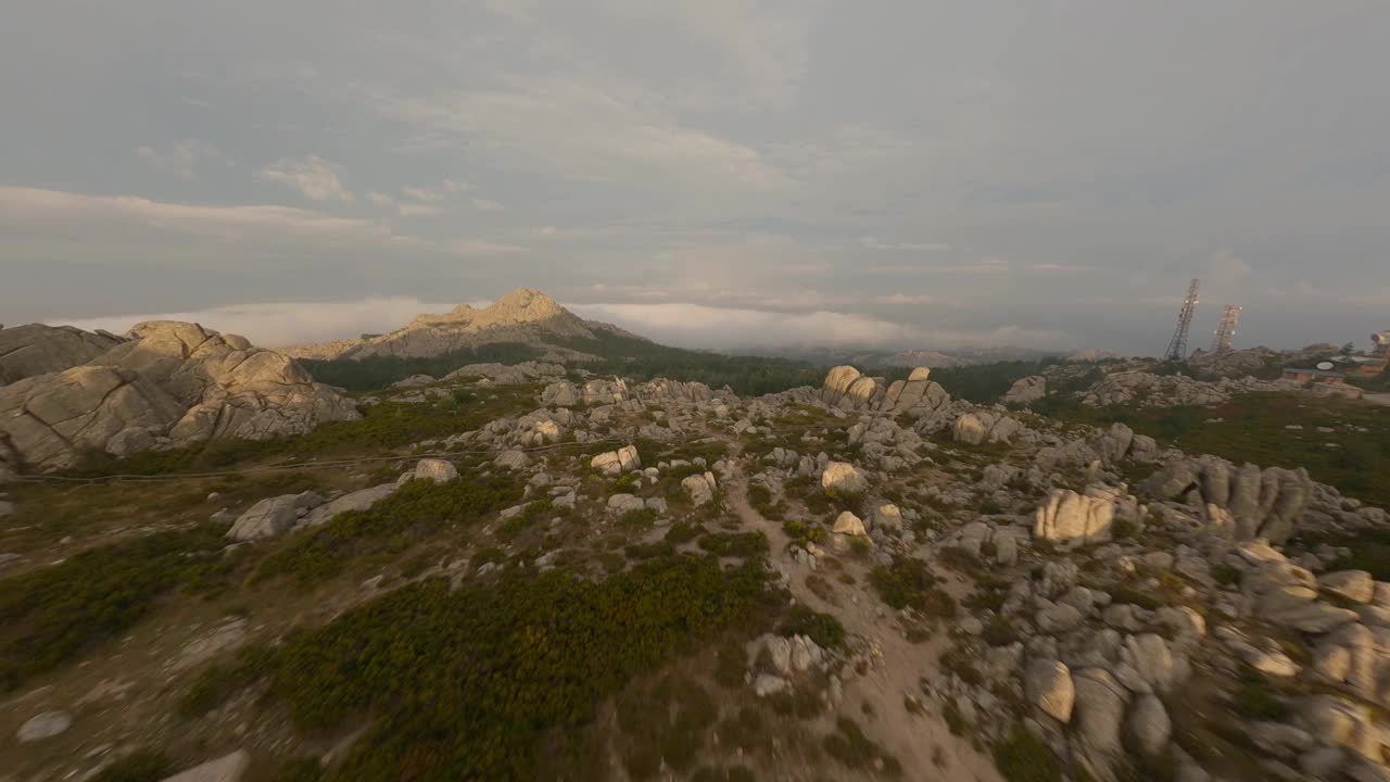 FPV视频，高山冲浪，在一个美丽的日出期间在花岗岩山脉高速飞行。坦皮奥包萨尼亚，撒丁岛，意大利。视频素材