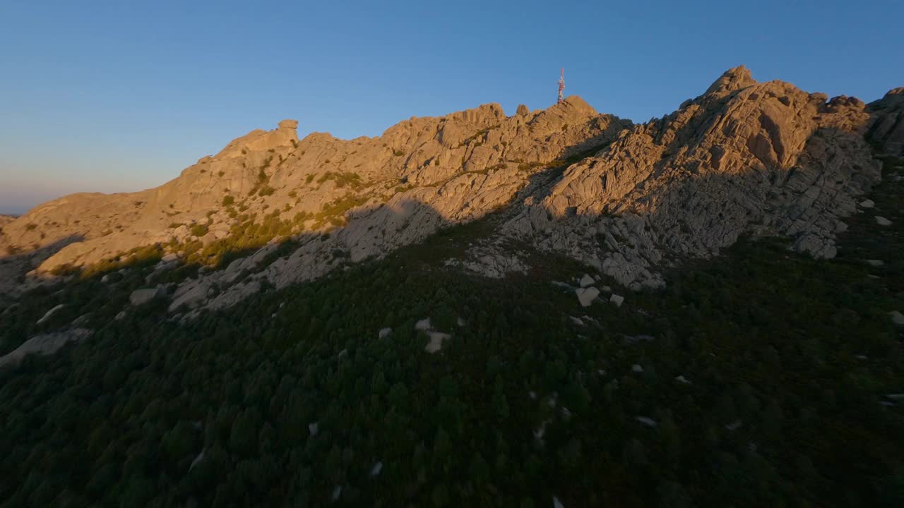 FPV视频，高山冲浪，在一个美丽的日出期间在花岗岩山脉高速飞行。坦皮奥包萨尼亚，撒丁岛，意大利。视频素材